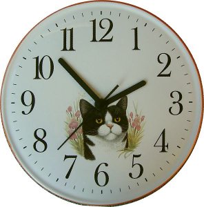Keramik Wanduhr Motiv Kätzchen mit Eidechse Hellbraunrand, Qu
