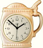 Keramik Bierkrug-Uhr hellbraun glänzend Zweischichtglasur Funku
